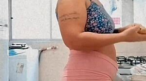 Coloquei um mini shorts e fui me exibir na internet s� n�o gozou quem n�o quis