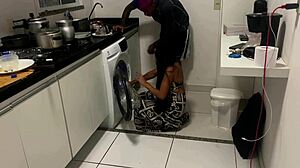 Casada gostosa chamou vizinho pra ajudar e acabou dando pra ele