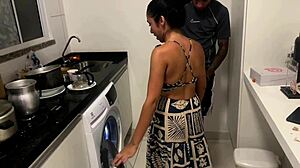 Casada gostosa chamou vizinho pra ajudar e acabou dando pra ele