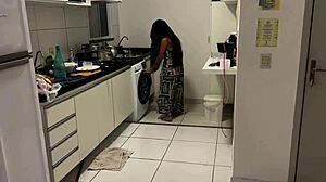 Casada gostosa chamou vizinho pra ajudar e acabou dando pra ele