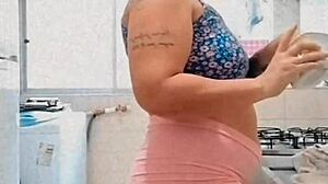 Coloquei um mini shorts e fui me exibir na internet s� n�o gozou quem n�o quis
