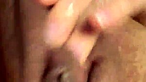 Guarra sucia desborda su coño en leche grandes tetas naturales