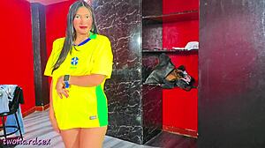 Meia-irmã você me mostra suas camisas e acabamos transando