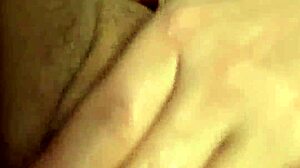 Guarra sucia desborda su coño en leche grandes tetas naturales