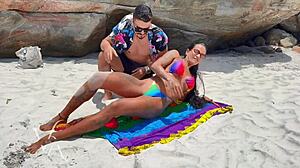 meu amigo ficou com tesao passando bronzeador em mim na praia