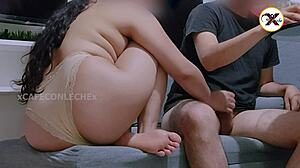 Mi hermanastra me encuentra viendo porno y me propone tener sexo con ella y meterselo por el culo