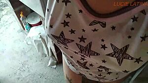 entro a escondidas a la casa de mii vecina... me descubre y se vuelve un tarde loca de sexo