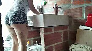 entro a escondidas a la casa de mii vecina... me descubre y se vuelve un tarde loca de sexo