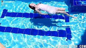 Yessica bunny shows post contractions underwater
