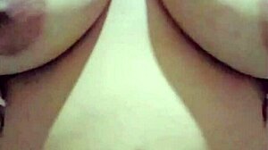 mi vecina tiene unas tetas demasiado grandes