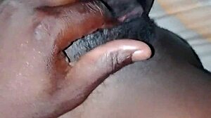 Jai aidé ma petite amie à se masturber avec sa chatte mouillée