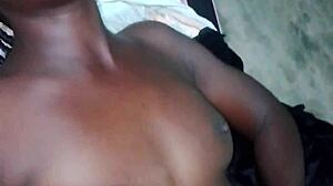 Jai aidé ma petite amie à se masturber avec sa chatte mouillée