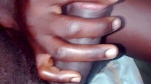 Jai aidé ma petite amie à se masturber avec sa chatte mouillée