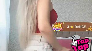 novinha dançando na webcam e tentando mostrar tudo