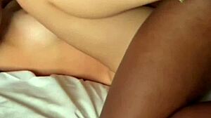Amante negão pauzudo fode a casadinha brasileira sem camisinha e ainda humilha o marido corno manso que limpou toda a porra do negão