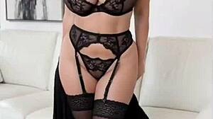 Fantasias ia ai la madre milf de enormes tetas de mi amigo me seduce y acabo follándola el coño y el culo y corriéndome en su cara