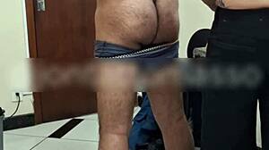 taxista indeciso em qual lado da bunda tatuar