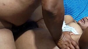 Socando a rola e gozando gostoso no cu da preta