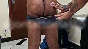 taxista indeciso em qual lado da bunda tatuar