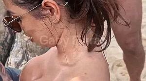 Dogging real casada mamando desconhecidos e recebendo gozada nos peitos - corno filma