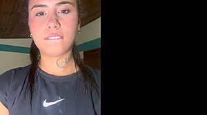 jovencita cachonda pide servicio a la habitacion