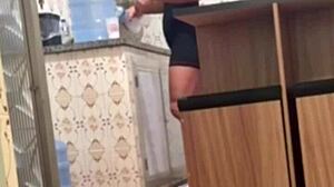 Belinha hotwife se exibindo em dose dupla seduziu o entregador e depois o moto uber ganhou duas gozadas na boquinha