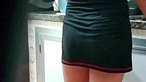 Belinha hotwife se exibindo em dose dupla seduziu o entregador e depois o moto uber ganhou duas gozadas na boquinha