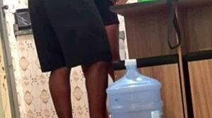 Belinha hotwife se exibindo em dose dupla seduziu o entregador e depois o moto uber ganhou duas gozadas na boquinha