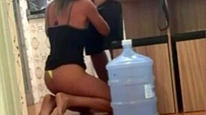 Belinha hotwife se exibindo em dose dupla seduziu o entregador e depois o moto uber ganhou duas gozadas na boquinha