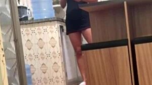 Belinha hotwife se exibindo em dose dupla seduziu o entregador e depois o moto uber ganhou duas gozadas na boquinha