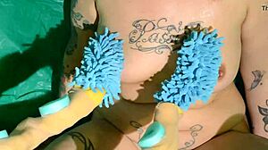 tattooed girl cums hard