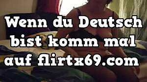 reife frau aus würzburg im bett entspannt