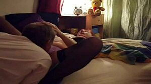 reife frau aus würzburg im bett entspannt