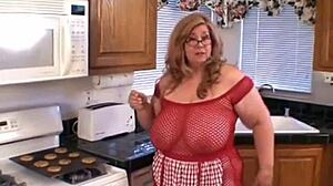 bbw milf teasing with her massive ass