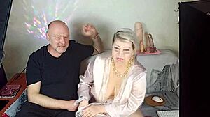 Peter Stone futere în public cu chiloți de familie