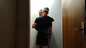 câmeras do prédio flagram amigos se pegando no corredor depois da academia