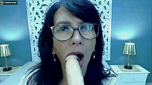 Guess who's on cam showing off mature moves tonight? Join me! 😜