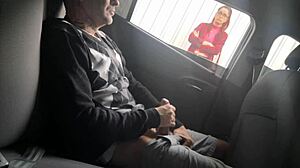 Risicovolle publieke rukshow voor studente die mijn lul adoreert!