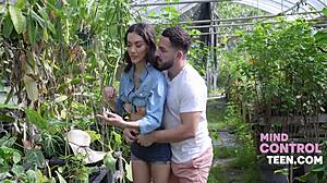 Thick stems and juicy petals in freeuse action 😏