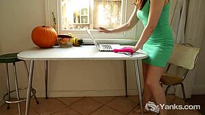 Yanks Girl Anne Pulsates Her Snatch With Toys And Vibrator