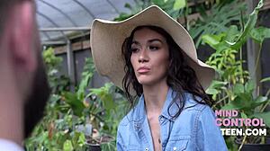 Thick stems and juicy petals in freeuse action 😏