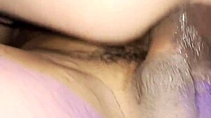 Sexo a três na área de fumantes da balada!