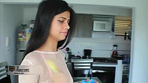 Hermanastra Cachonda Recolecta Mi SEMEN en Vaso y Luego SE LO TRAGA