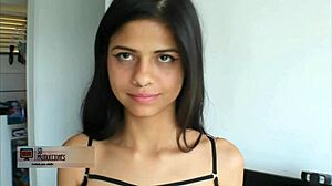 Hermanastra Cachonda Recolecta Mi SEMEN en Vaso y Luego SE LO TRAGA