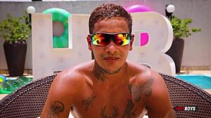 Novinho tatuado me arrombou com monster cock