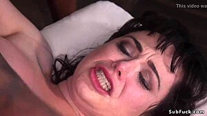 MILF nevěsta svázaná pro intenzivní DP gangbang