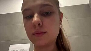 Чувак, экстремальный крупный план пальцевания с анальным плагином в большой жопе