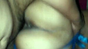 hermosa joven exige atencion latina