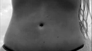 Minha esposa se exibindo pelas praias do brasil