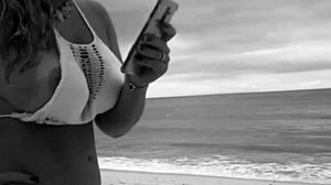 Minha esposa se exibindo pelas praias do brasil